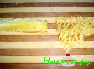 Для приготовления теста для яичных блинчиков нужно взбить яйцо, добавить к нему картофельного крахмала, сливки и немного соли Для приготовления теста для яичных блинчиков нужно взбить яйцо, добавить к нему картофельного крахмала, сливки и немного соли