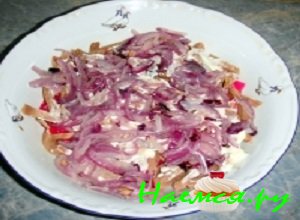 Лучок очистить от кожуры, вымыть и порезать его тоненькими кольцами Лучок очистить от кожуры, вымыть и порезать его тоненькими кольцами