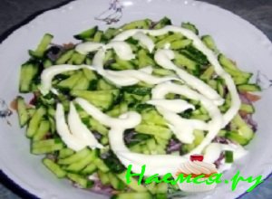 Свежий огурчик вымыть, промокнуть полотенцем и порезать тоненькой соломкой, выложить измельченный огурчик на луч и обильно смазать верхний слой майонезом. Свежий огурчик вымыть, промокнуть полотенцем и порезать тоненькой соломкой, выложить измельченный огурчик на луч и обильно смазать верхний слой майонезом.