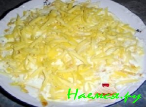 Выложить в салатницу измельченную омлетную ленту, смазать майонезом Выложить в салатницу измельченную омлетную ленту, смазать майонезом