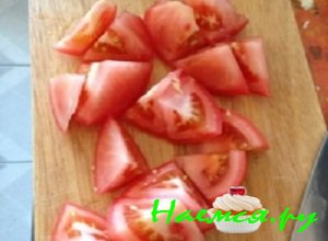 Помидор хорошенечко вымыть под проточной водой, помокнуть сухим полотенцем и порезать его вдоль на четвертинки Помидор хорошенечко вымыть под проточной водой, помокнуть сухим полотенцем и порезать его вдоль на четвертинки