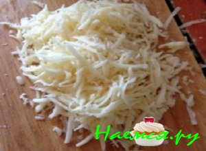 Сыр следует пропустить через мелкую терку Сыр следует пропустить через мелкую терку