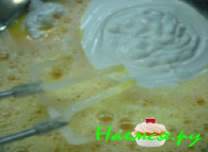 Яйца разбить в глубокую миску, хорошенечко взбить миксером или венчиком Яйца разбить в глубокую миску, хорошенечко взбить миксером или венчиком