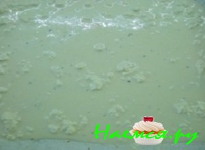 На противень выложить лаваш, аккуратно его разровнять, выложить сверху на него приготовленную сырную массу На противень выложить лаваш, аккуратно его разровнять, выложить сверху на него приготовленную сырную массу