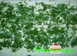 Зелень тщательно промыть прохладной проточной водой, обсушить и мелко порубить Зелень тщательно промыть прохладной проточной водой, обсушить и мелко порубить