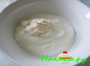 Хрен потереть на самой мелкой терке и смешать его в миске с жирной сметаной Хрен потереть на самой мелкой терке и смешать его в миске с жирной сметаной