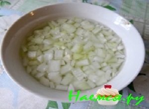 Репчатый лук почистить, хорошенько вымыть. Мелко порубить его и залить уксусным раствором Репчатый лук почистить, хорошенько вымыть. Мелко порубить его и залить уксусным раствором