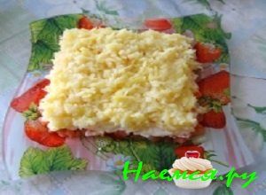 На слой тертой морковки выложить слой картофеля На слой тертой морковки выложить слой картофеля