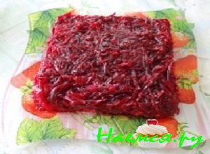 На картофель выложить слой тертой свеклы На картофель выложить слой тертой свеклы