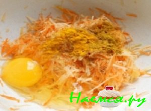 Картофельные клубни, морковку и цуккини очистить от кожуры, тщательно вымыть и натереть их на мелкой терке Картофельные клубни, морковку и цуккини очистить от кожуры, тщательно вымыть и натереть их на мелкой терке