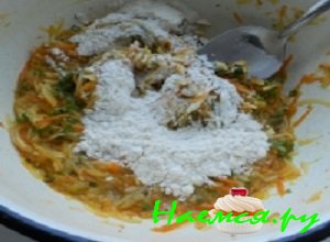 Муку хорошенечко просеять и высыпать ее в миску с подготовленными ранее продуктамиъ Муку хорошенечко просеять и высыпать ее в миску с подготовленными ранее продуктамиъ