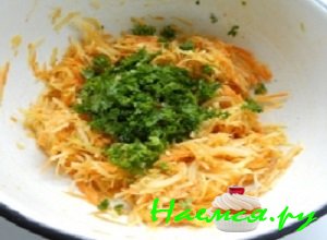 Туда же добавить немного йодированной соли и душистого молотого перчика. Зелень промыть и мелко порубить Туда же добавить немного йодированной соли и душистого молотого перчика. Зелень промыть и мелко порубить