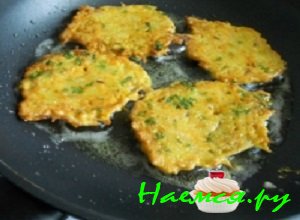 На раскаленную сковороду налить масло подсолнечника и дождаться пока оно нагреется На раскаленную сковороду налить масло подсолнечника и дождаться пока оно нагреется