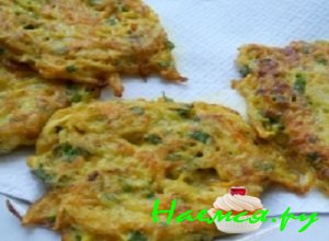 Готовые овощные оладьи выложить на бумажную салфетку, чтобы с них стекли остатки жира. Готовые овощные оладьи выложить на бумажную салфетку, чтобы с них стекли остатки жира.