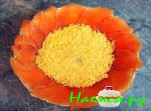 На дно выложить 2 ложки приготовленного крема, на него высыпать тертые желтки На дно выложить 2 ложки приготовленного крема, на него высыпать тертые желтки