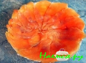 Филе семги порезать тоненькими пластинками, застелить ими внахлест дно салатного блюда по окружности Филе семги порезать тоненькими пластинками, застелить ими внахлест дно салатного блюда по окружности