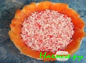 Смазать слой яичных желтков кремом и выложить измельченные крабовые палочки Смазать слой яичных желтков кремом и выложить измельченные крабовые палочки