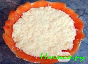 Пропитать слой кремом и высыпать на него тертые яичные белки Пропитать слой кремом и высыпать на него тертые яичные белки