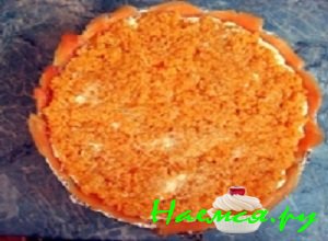 Промазать белки сметанным кремом и выложить слой оранжевого риса, который прокрасился из-за присутствующей в воде паприки Промазать белки сметанным кремом и выложить слой оранжевого риса, который прокрасился из-за присутствующей в воде паприки