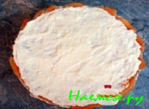 Хорошенько промазать рыбный торт остатками приготовленного крема Хорошенько промазать рыбный торт остатками приготовленного крема