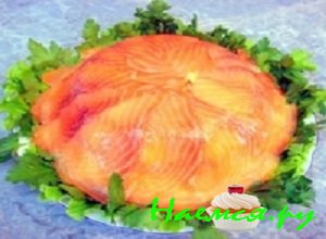 Плоскую тарелку украсить зелеными листьями салата и выложить на них застывший рыбный торт Плоскую тарелку украсить зелеными листьями салата и выложить на них застывший рыбный торт