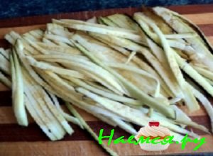 Баклажан хорошенечко промыть под струей прохладной проточной воды, удалить кожицу кухонным ножом Баклажан хорошенечко промыть под струей прохладной проточной воды, удалить кожицу кухонным ножом