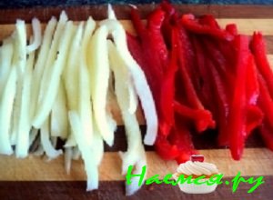 Красный и желтый болгарский перчик хорошо вымыть, промокнуть полотенцем. Удалить сердцевину с семечками и порезать их длинной и тоненькой соломкой Красный и желтый болгарский перчик хорошо вымыть, промокнуть полотенцем. Удалить сердцевину с семечками и порезать их длинной и тоненькой соломкой