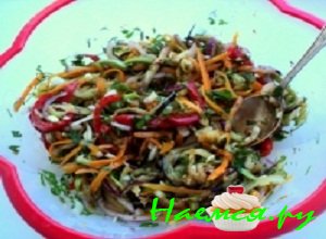 Все термически обработанные овощи выложить в салатную миску, добавить измельченный лук, мелко порубленный чесночек, сахарный песок, столовый уксус, рубленую зелень, смесь красного и черного молотого перца, поваренную соль и кориандр Все термически обработанные овощи выложить в салатную миску, добавить измельченный лук, мелко порубленный чесночек, сахарный песок, столовый уксус, рубленую зелень, смесь красного и черного молотого перца, поваренную соль и кориандр