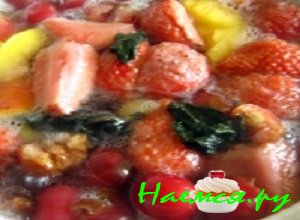 Варить фруктово-ягодный компот около 5 минут на минимальном огне Варить фруктово-ягодный компот около 5 минут на минимальном огне