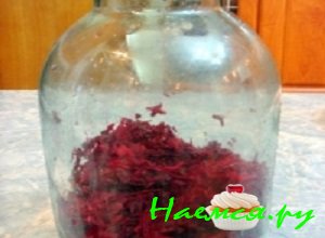 После чего выложить тертую свеклу в трехлитровую банку. После чего выложить тертую свеклу в трехлитровую банку.