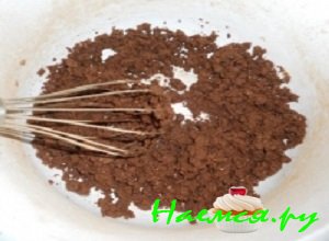 В миску с сухой смесью выложить однородную масляную смесь и замесить тесто с помощью кухонного миксера либо венчика В миску с сухой смесью выложить однородную масляную смесь и замесить тесто с помощью кухонного миксера либо венчика