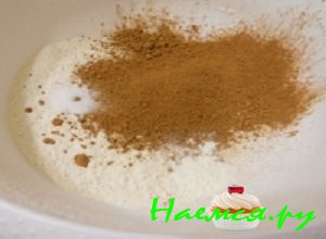 Сухие ингредиенты следует смешать в отдельной миске, а именно: просеянную пшеничную муку Сухие ингредиенты следует смешать в отдельной миске, а именно: просеянную пшеничную муку