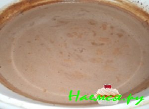 Залить кусочки шоколада жирными сливками и цельным молоком Залить кусочки шоколада жирными сливками и цельным молоком