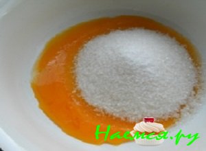 Залить кусочки шоколада жирными сливками и цельным молоком Залить кусочки шоколада жирными сливками и цельным молоком