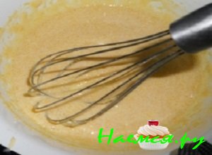 В маленькой кастрюле соединить вместе яичные В маленькой кастрюле соединить вместе яичные