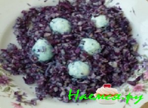 Оставить их примерно на час, яйца окрасятся в синий цвет. Оставить их примерно на час, яйца окрасятся в синий цвет.