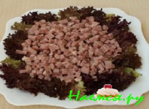 Плоское блюдо аккуратно застелить промытыми листьями салата Плоское блюдо аккуратно застелить промытыми листьями салата