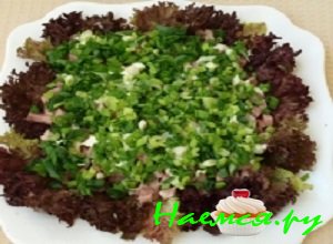 Сделать равномерную сеточку из майонеза. Зеленый лучок промыть, немного обсушить и порубить его мелко Сделать равномерную сеточку из майонеза. Зеленый лучок промыть, немного обсушить и порубить его мелко