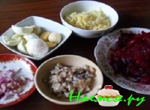 Вареные яйца порезать тоненькой соломкой Вареные яйца порезать тоненькой соломкой