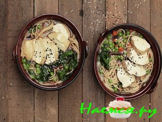 Курица в бульоне с лапшой и зелёным горошком Курица в бульоне с лапшой и зелёным горошком