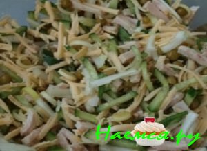 Порезанный салат еще раз перемешать, добавить немного перчика и поваренной соли Порезанный салат еще раз перемешать, добавить немного перчика и поваренной соли