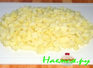 Картофельные клубни также очистить, промыть и отварить их до готовности Картофельные клубни также очистить, промыть и отварить их до готовности