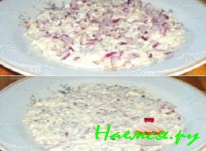 Вторым слоем выложить измельченный лук, который также необходимо пропитать заправкой. Следует отметить, что немного лучка желательно отложить для украшения Вторым слоем выложить измельченный лук, который также необходимо пропитать заправкой. Следует отметить, что немного лучка желательно отложить для украшения