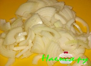 порежьте лук полукольцами порежьте лук полукольцами