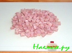 Ветчину нарезать аккуратными небольшими кубиками Ветчину нарезать аккуратными небольшими кубиками