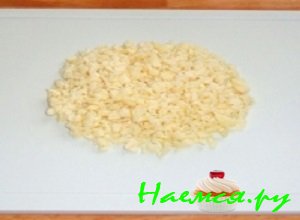 Сыр протереть через крупную терку либо мелко порезать Сыр протереть через крупную терку либо мелко порезать