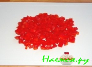 Болгарский перчик хорошенечко вымыть, немного обсушить. После этого вырезать середину и нарезать его мелкими кубиками Болгарский перчик хорошенечко вымыть, немного обсушить. После этого вырезать середину и нарезать его мелкими кубиками