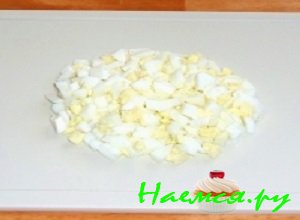 Яйца отварить до готовности в холодной воде, остудить и почистить, после чего мелко покрошить ножом Яйца отварить до готовности в холодной воде, остудить и почистить, после чего мелко покрошить ножом
