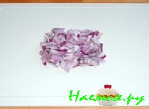 Красный лучок очистить от шелухи, вымыть и также мелко нарезать Красный лучок очистить от шелухи, вымыть и также мелко нарезать