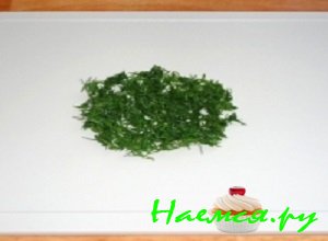 Свежую зелень промыть под струей проточной воды, немного обсушить и порубить ножом Свежую зелень промыть под струей проточной воды, немного обсушить и порубить ножом